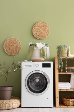 Çamaşır sepetli çamaşır odasının içi.