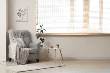 Gri koltuklu ve masalı aydınlatma odasının içi