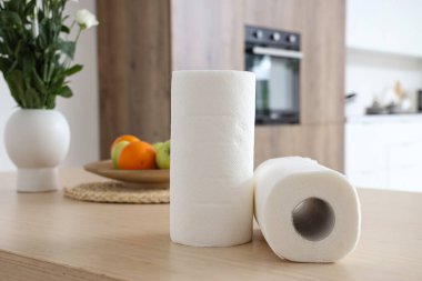 Mutfak, closeup tabloda rulo kağıt havlu