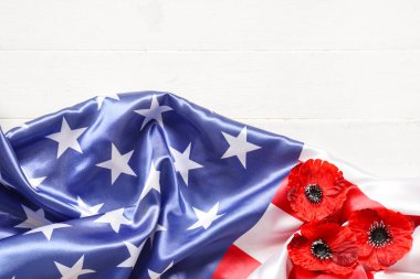 Amerikan bayrağı ve parlak ahşap arka planda haşhaş çiçekleri. Anma Günü kutlaması