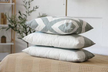 Yatak odasındaki yastık yığını, yakın çekim.