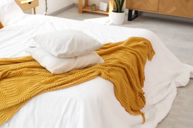 Beyaz yastıklar ve sıcak battaniyeler konforlu yatak, yakın çekim