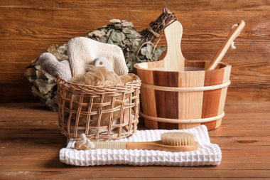 Ahşap arka planda sauna için farklı aksesuarlar