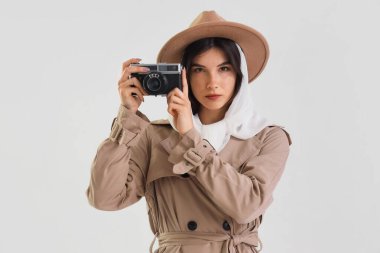 Arka planda fotoğraf makinesi olan bir kadın casus.