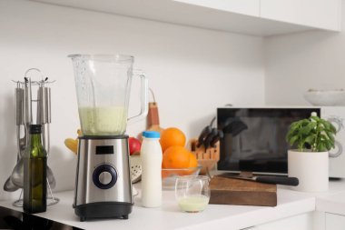 Mutfak tezgahında smoothie ile karıştırıcı, yakın plan.