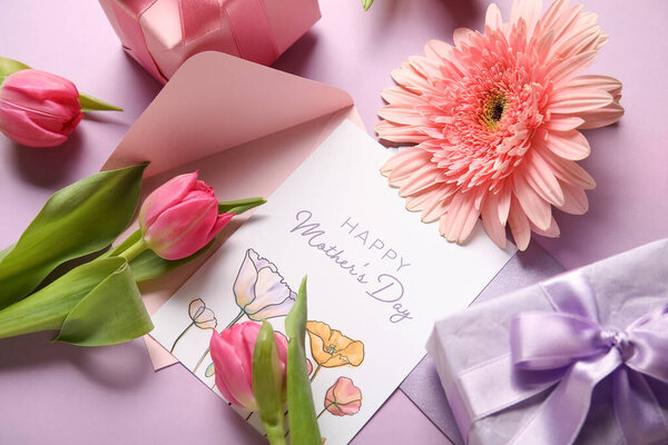Конверт с праздничной открыткой, подарочными коробками и цветами на сиреневом фоне. С Днем матери!