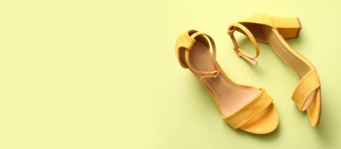 Açık yeşil zemin üzerinde yüksek topuklu sandaletler ve metin için alan