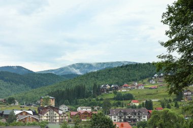 Ukrayna 'nın Karpat dağlarındaki güzel köy manzarası