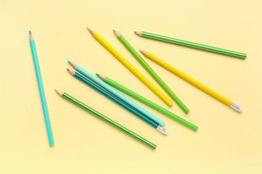 Renk arkaplanında farklı kalemler kümesi