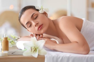 Kaplıcada dinlenen genç bir kadın, yakın plan.