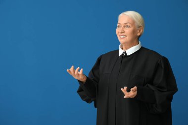 Mavi arka planda olgun kadın yargıç