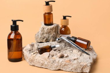 Renkli arka planda kozmetik ürünler ve taşlar içeren kompozisyon