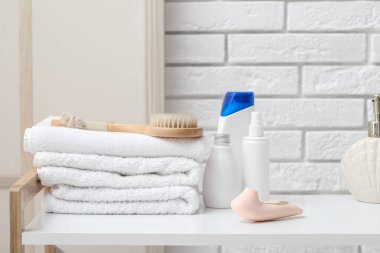 Banyo aksesuarları ve banyodaki seks dükkanının elektrikli süpürgesi olan masa.