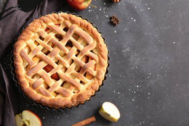 Lezzetli ev yapımı elmalı turta ve siyah grunge arka planda meyveler.