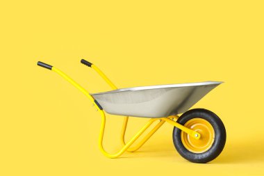 Sarı arkaplanda boş el arabası