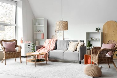 Gri kanepesi ve ekoseli modern şık oturma odası.