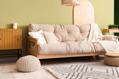 Oturma odasının şık ve rahat koltuğu var.