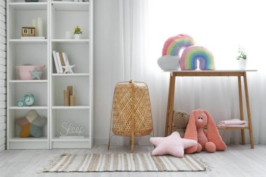 Oyuncak, masa ve raf üniteli çocuk odasının içi