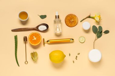 Yüz masajı silindiri ve bej arka planda kozmetik maske için doğal malzemeler