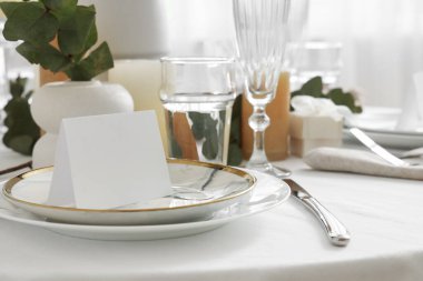 Düğün kutlaması için boş kartla güzel bir masa, yakın plan.