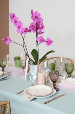 Düğün kutlaması için orkide çiçekli güzel bir masa.