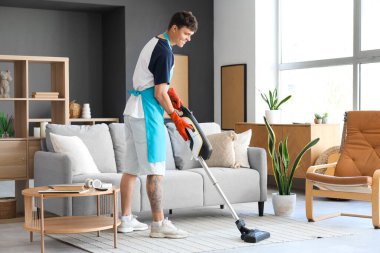 Genç adam evde halı yıkama