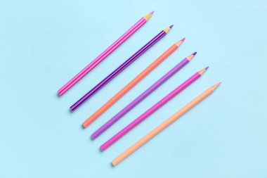 Renkli arkaplanda parlak kalemler kümesi