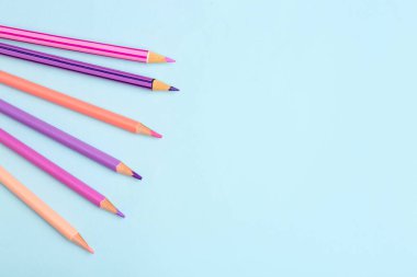 Renkli arkaplanda parlak kalemler kümesi