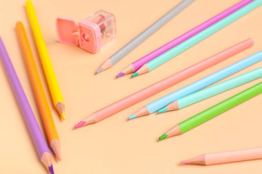 Renk arkaplanındaki renk kalemleri ve keskinleştirici