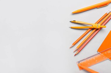 Açık arkaplanda renkli kırtasiye seti