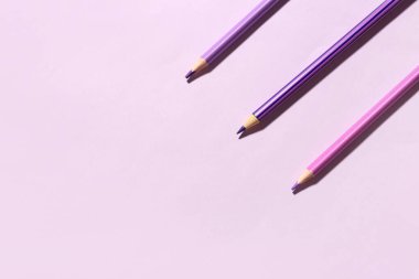 Leylak arkaplanda renkli kalemler