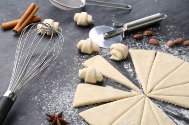 Hamurlu kompozisyon, kruvasan ve kaplamalı kruvasan, yakın plan.