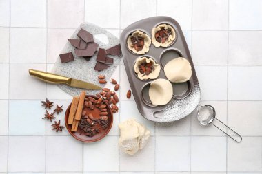 Kek tepsisi ve fırın malzemeleri ile kompozisyon açık fayans arka planda