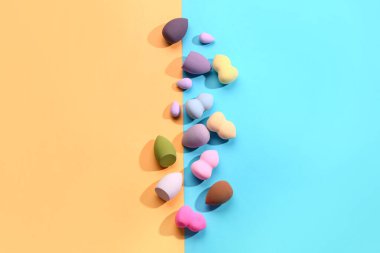 Renkli arkaplanda farklı makyaj süngerleri