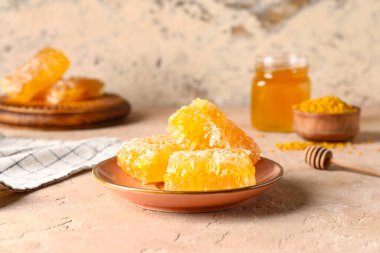 Bej arka planda tatlı bal petekleri olan tabak