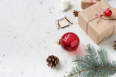 Beyaz arka planda koni ve hediye kutusu olan Noel ağacı dalı