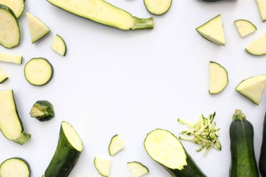 Beyaz arkaplanda taze yeşil kabaktan yapılmış çerçeve