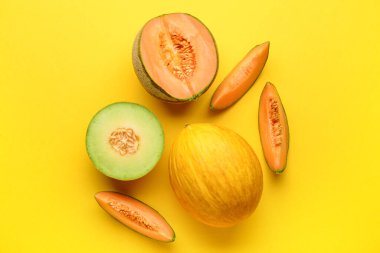 Sarı arka planda olgun kavunlar