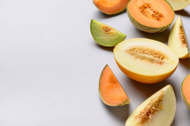 Gri arkaplanda tatlı kavun parçaları