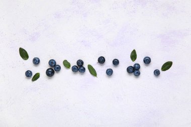 Beyaz arka planda taze yaban mersini ve yapraklar