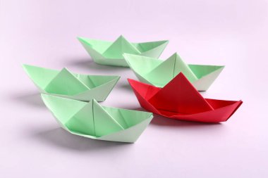 Mor arkaplanda renkli origami tekneleri