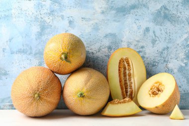 Beyaz masada taze kavunlar.