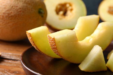 Ahşap masada tatlı karpuz parçaları ile tabak