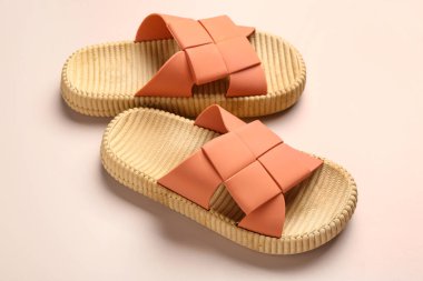 Bej arka planda kadın tarzı parmak arası terlikler