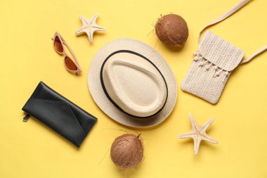 Plaj aksesuarları ve renkli arkaplanda olgun hindistan cevizleri olan kompozisyon