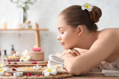 Güzeller güzeli genç bir kadın kaplıcada dinleniyor.