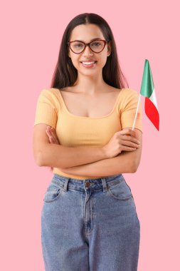 Pembe arka planda Meksika bayrağı olan genç bir kadın.