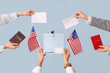 El ele tutuşan oy sandığı, pasaportlar, ABD bayrakları ve arka planda oylama kağıtları. Seçim kavramı