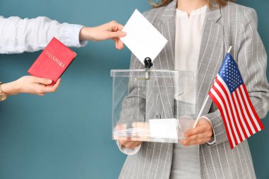 Pasaportlu bir kadın oy pusulasına mavi arka planda oy veriyor. Seçim kavramı