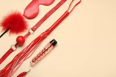 Bej arka planda farklı kırmızı seks oyuncakları